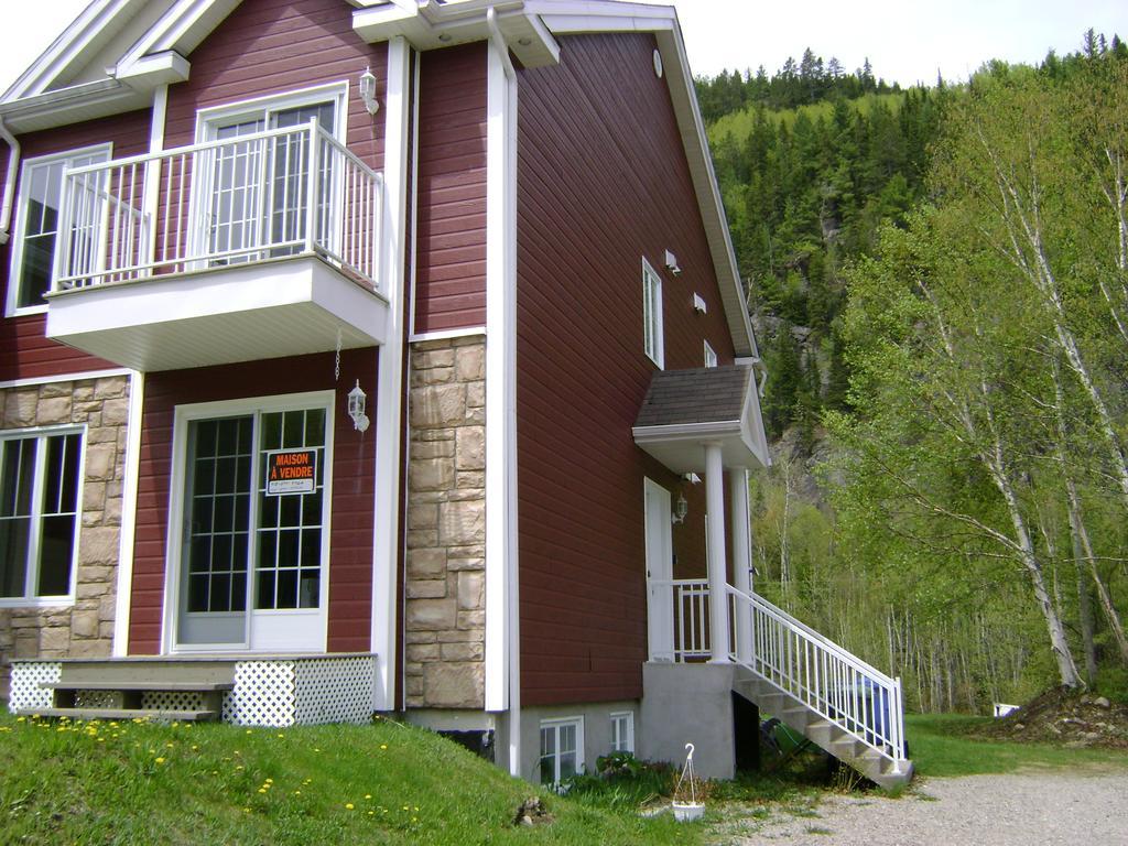 Entre Roc Et Montagne Apartment L'Anse-Saint-Jean Exterior photo