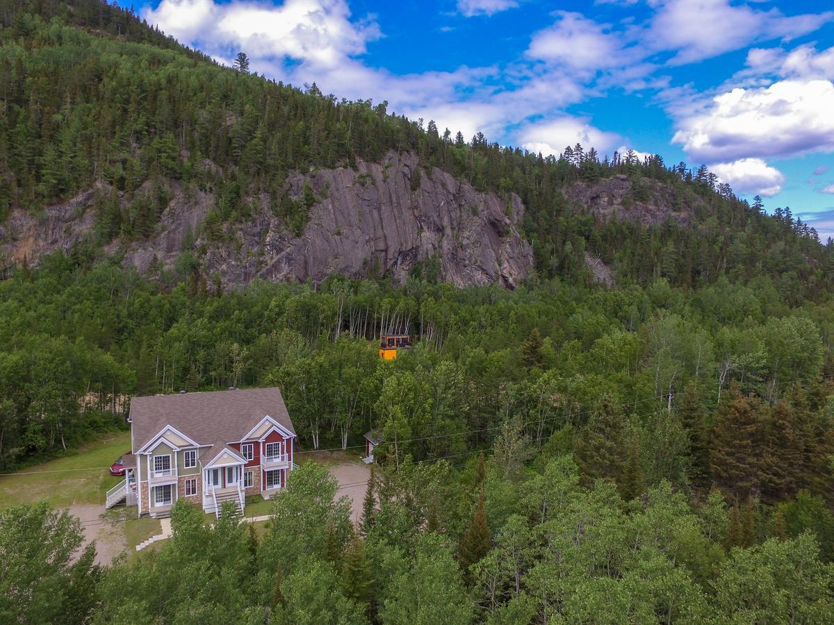 Entre Roc Et Montagne Apartment L'Anse-Saint-Jean Exterior photo