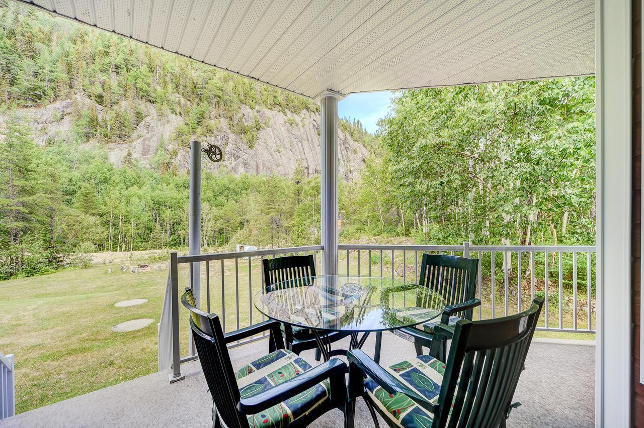 Entre Roc Et Montagne Apartment L'Anse-Saint-Jean Exterior photo